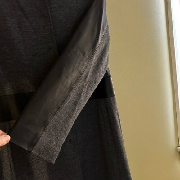 St John Collection Gray Textured Rayon Wool Leather Trim Coat Topper. Size 14 - Picture 9 of 12